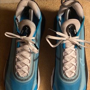 I am selling a pair of Nike Air Max 2090. I don’t use them anymore.